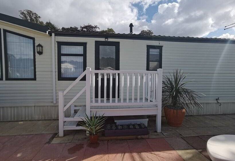 Lakes And Woodlands Overstone Holiday Park