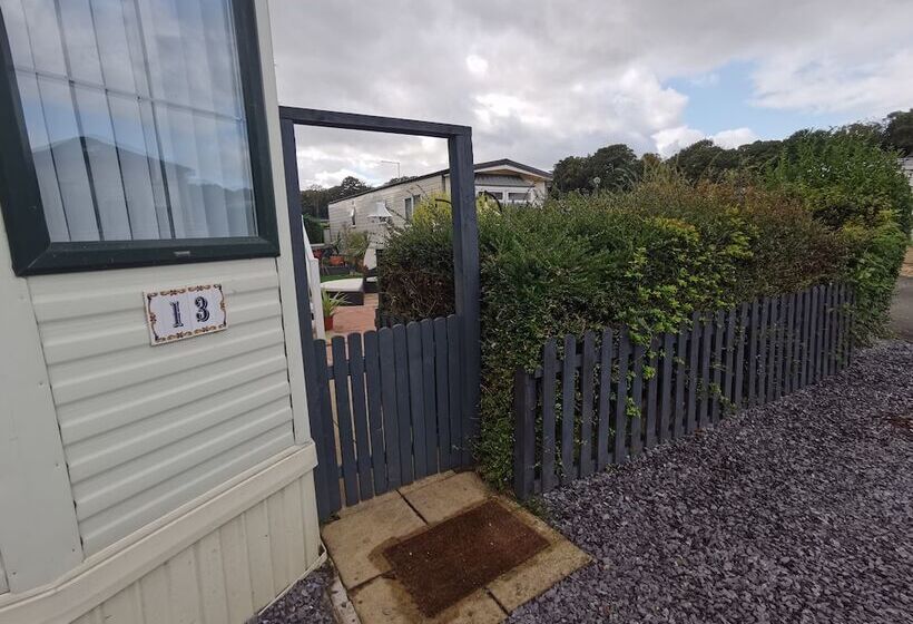 Lakes And Woodlands Overstone Holiday Park