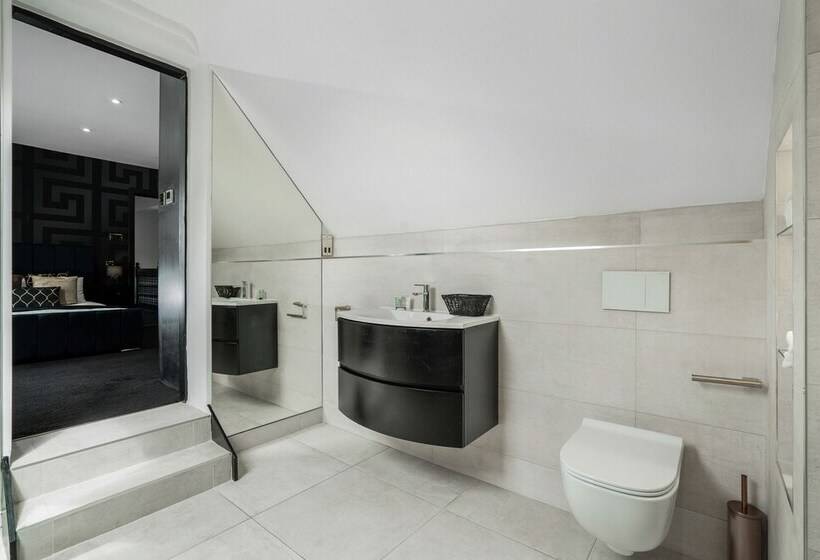 Luxury Designer Mansion In West Midlands Countryside