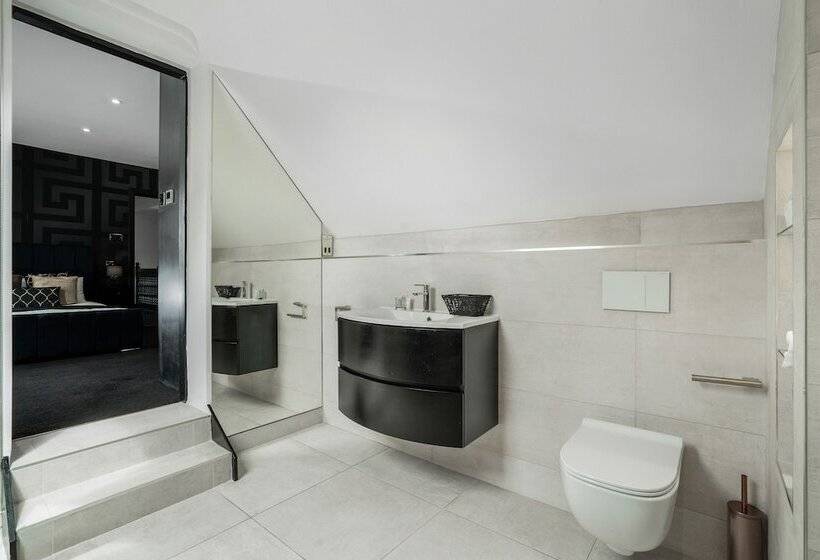 Luxury Designer Mansion In West Midlands Countryside