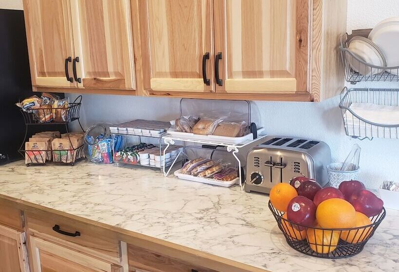 فندق على الطريق The Fireside Inn