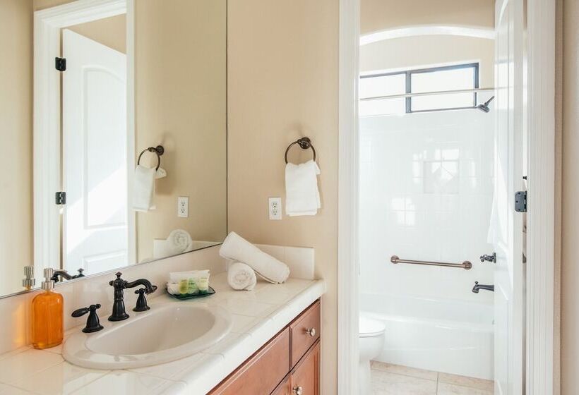 Palisades By Avantstay Gorgeous Backyard W/ Pool, Spa & Games