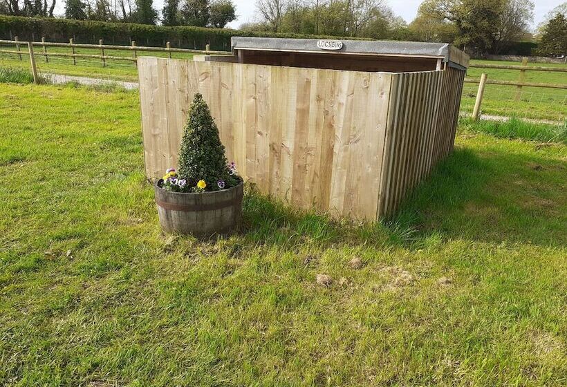 פנסיון Glamping At The Retreat Wiltshire Is Rural Bliss