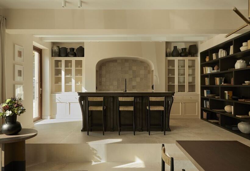 پانسیون The Storyteller Boutique House