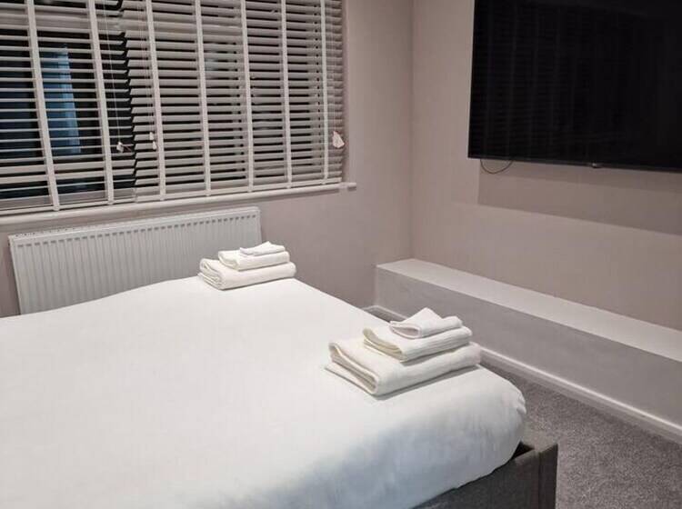 レジデンス Beautiful And Modern House In Gravesend