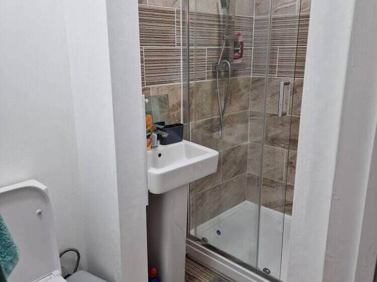 レジデンス Beautiful And Modern House In Gravesend