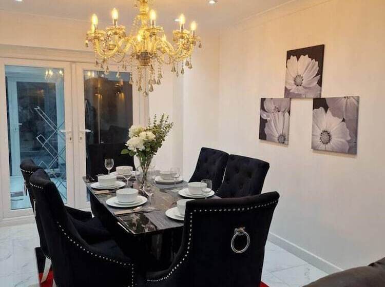 レジデンス Beautiful And Modern House In Gravesend