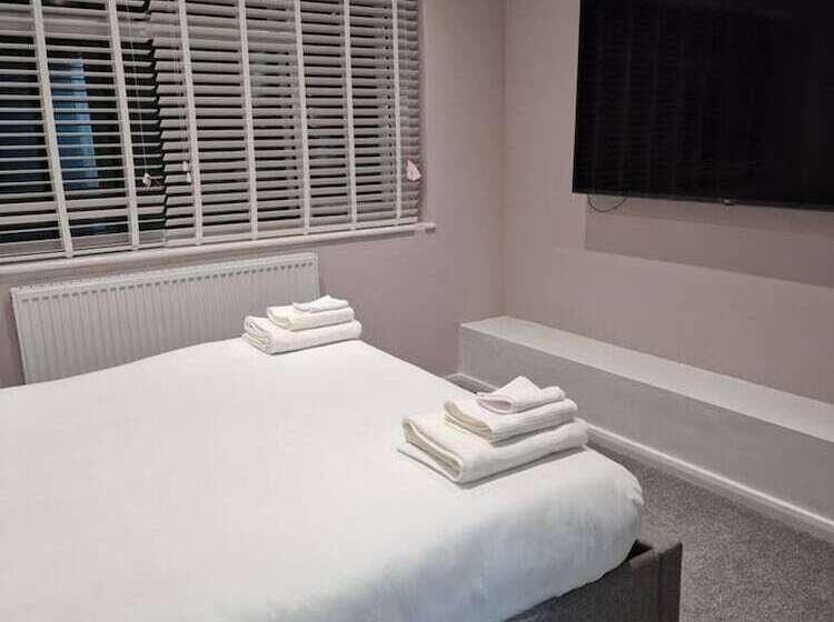 レジデンス Beautiful And Modern House In Gravesend