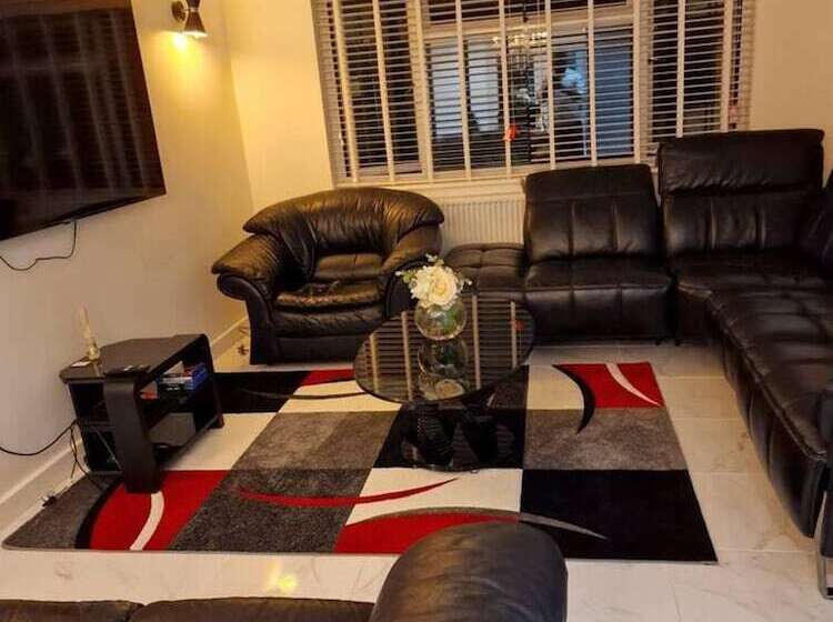 レジデンス Beautiful And Modern House In Gravesend