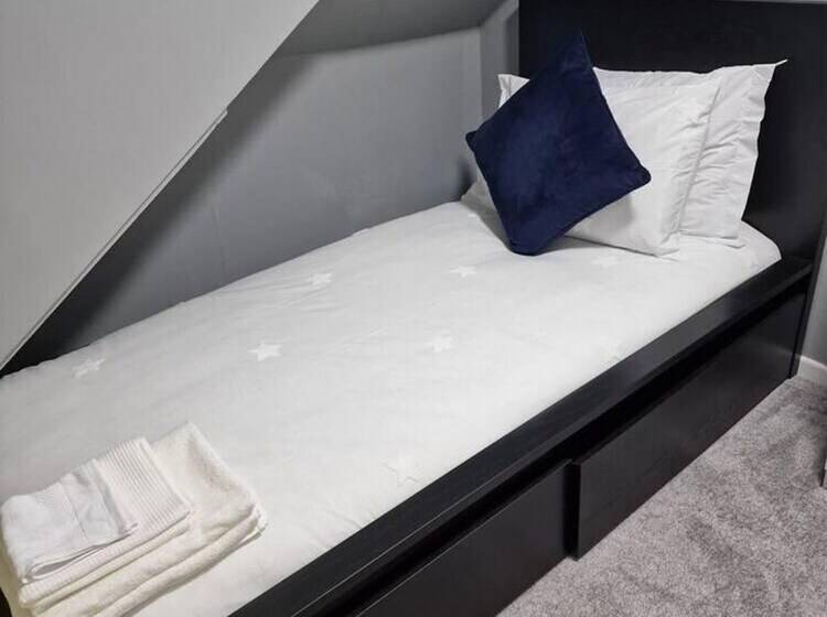 レジデンス Beautiful And Modern House In Gravesend