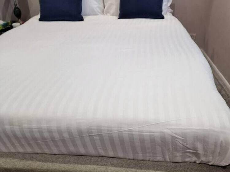 レジデンス Beautiful And Modern House In Gravesend