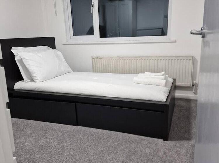 レジデンス Beautiful And Modern House In Gravesend