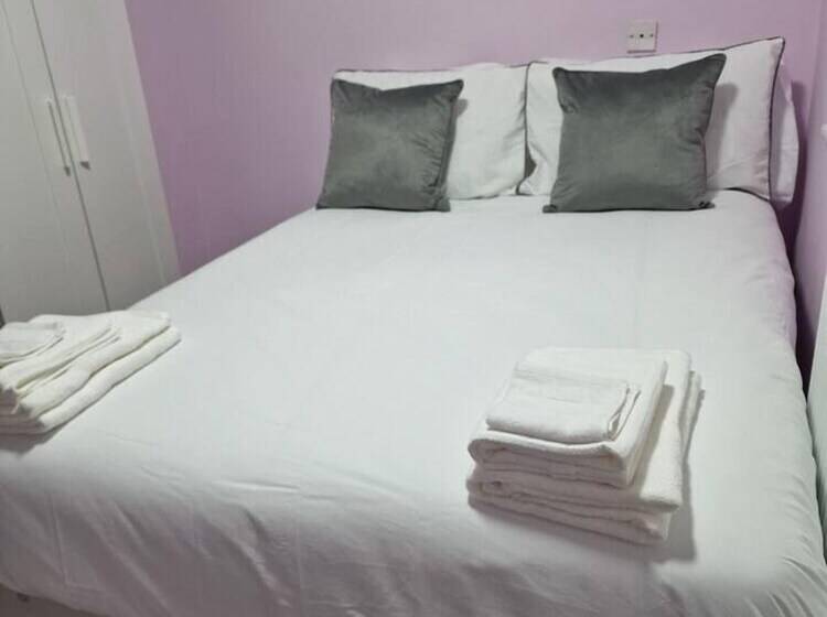 レジデンス Beautiful And Modern House In Gravesend