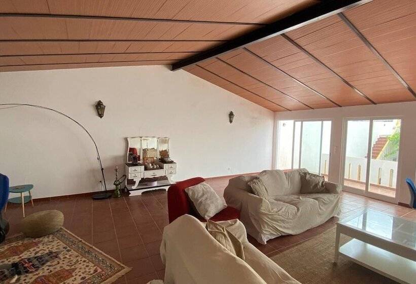 إقامة Charming 5 Bed House In Granja