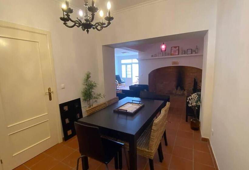 إقامة Charming 5 Bed House In Granja