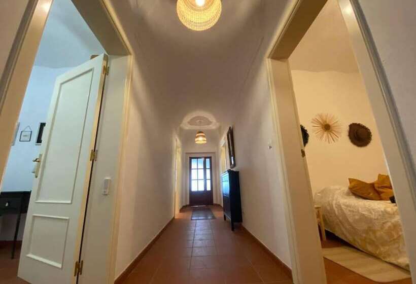 إقامة Charming 5 Bed House In Granja