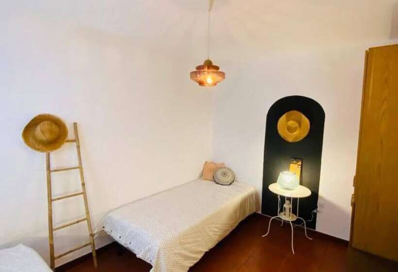 إقامة Charming 5 Bed House In Granja