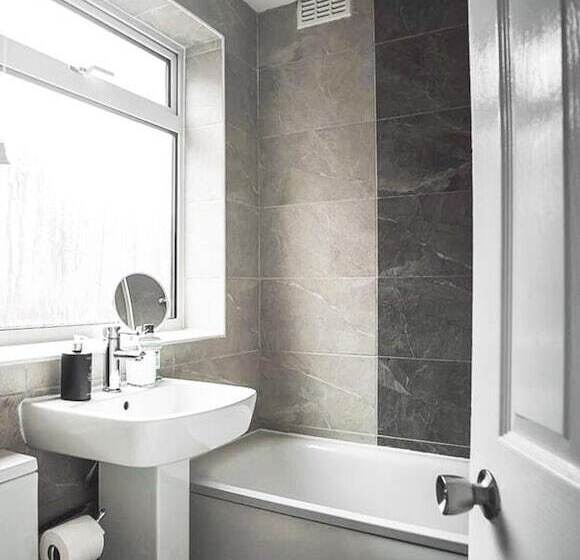 اقامتگاه Comfortable 3 Bed House In Coventry