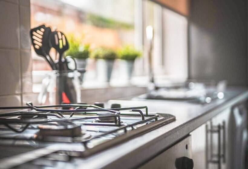 إقامة Comfortable 3 Bed House In Coventry