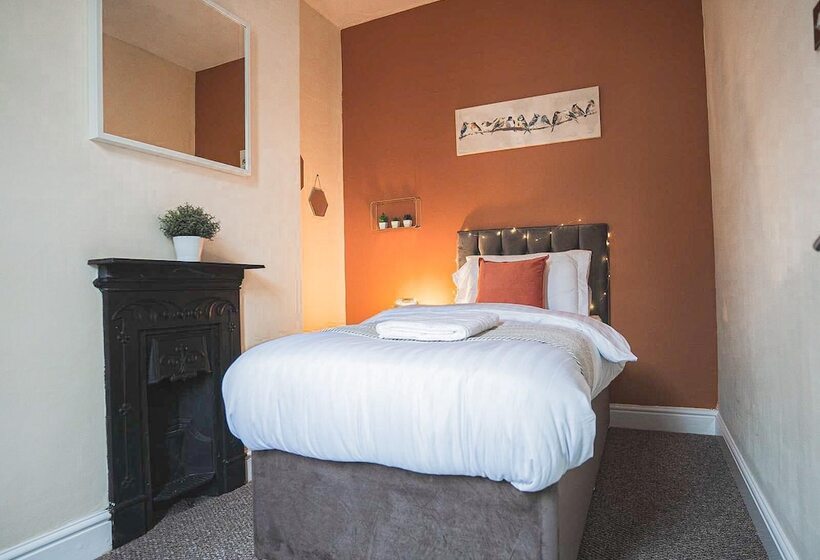 إقامة Comfortable 3 Bed House In Coventry