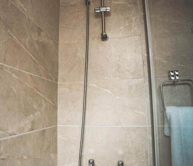 إقامة Comfortable 3 Bed House In Coventry