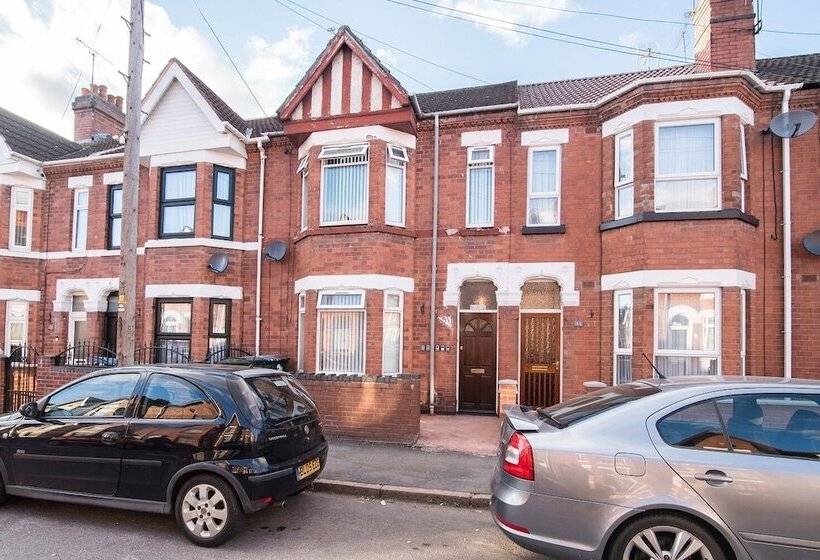 إقامة Contractor 4 Bed House In Coventry