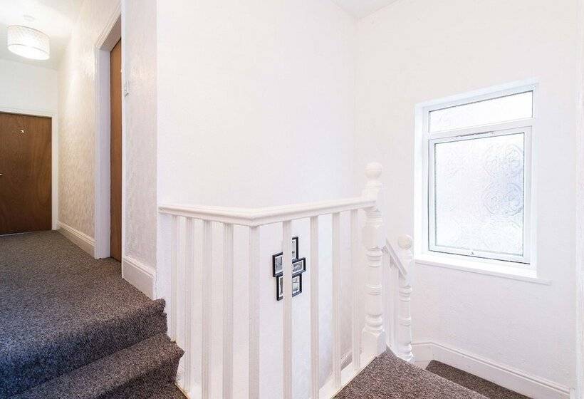 إقامة Contractor 4 Bed House In Coventry