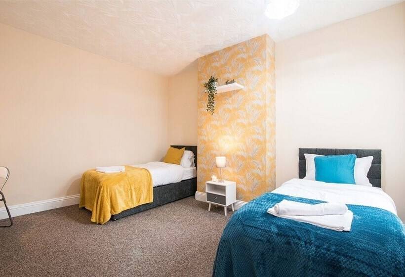 إقامة Contractor 4 Bed House In Coventry