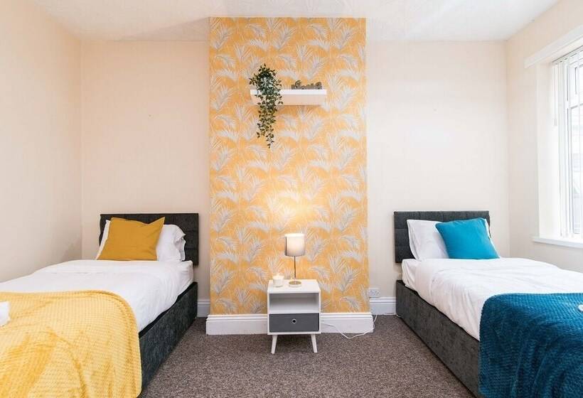 إقامة Contractor 4 Bed House In Coventry