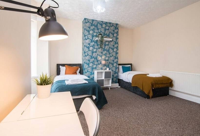 إقامة Contractor 4 Bed House In Coventry