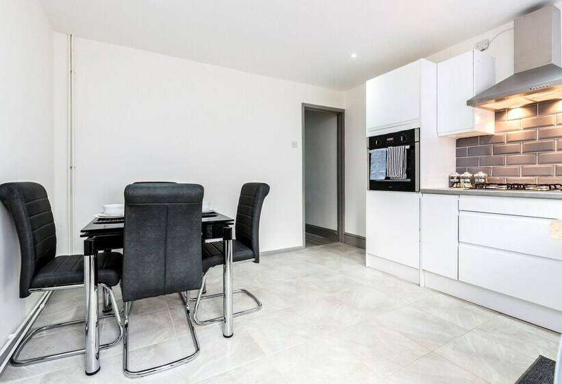 Резиденция Cosy 2 Bed House! Dagenham! Free Parking