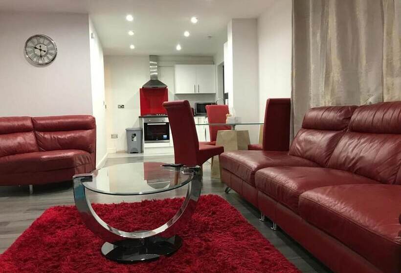 레지던스 Immaculate 2 Bed House In High Wycombe Hp14