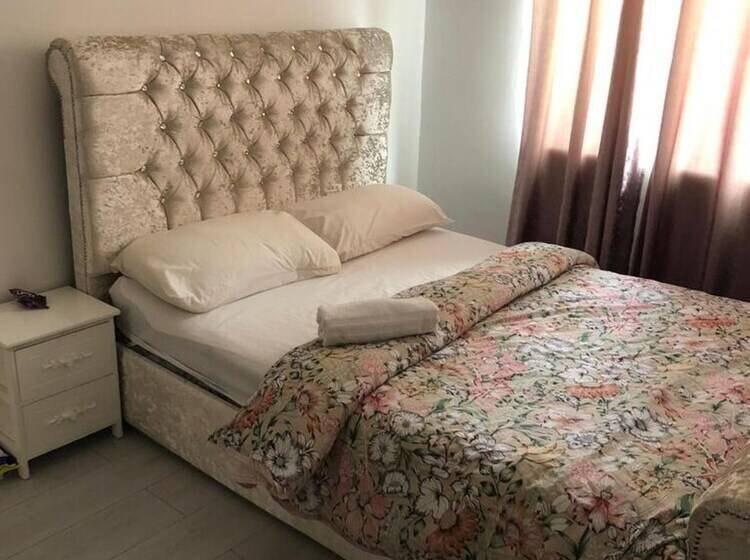 레지던스 Immaculate 2 Bed House In High Wycombe Hp14