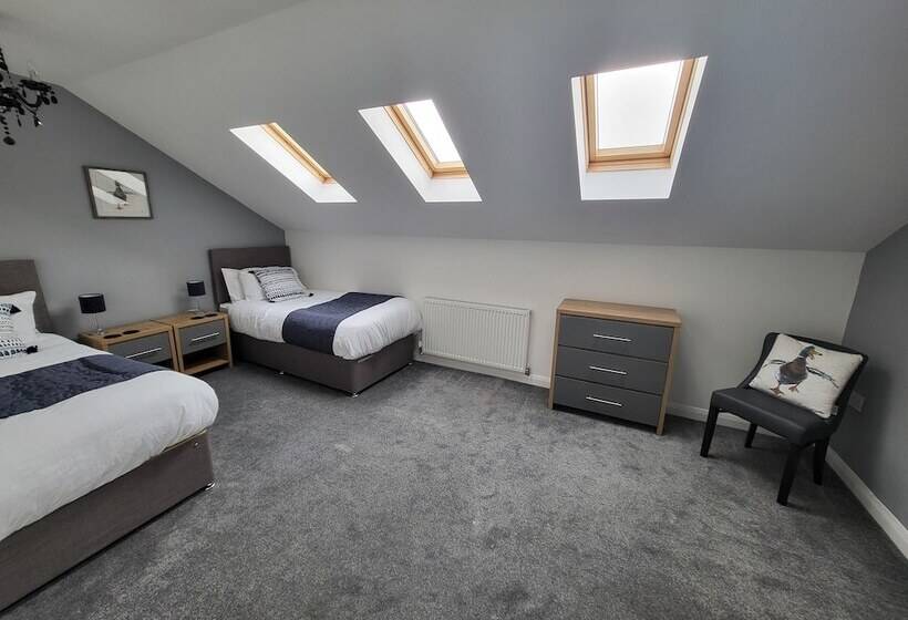 إقامة Immaculate 7 Bed House In Ashton Under Lyne, Ol7