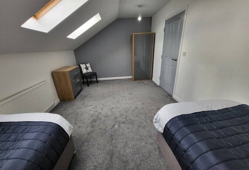 إقامة Immaculate 7 Bed House In Ashton Under Lyne, Ol7