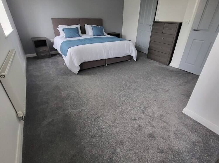 إقامة Immaculate 7 Bed House In Ashton Under Lyne, Ol7