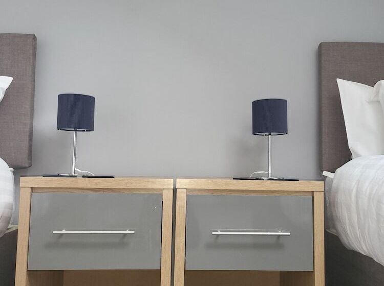 إقامة Immaculate 7 Bed House In Ashton Under Lyne, Ol7