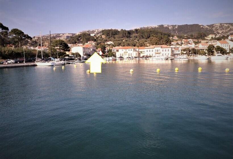 레지던스 Luxurious Seafront Villa In Rab