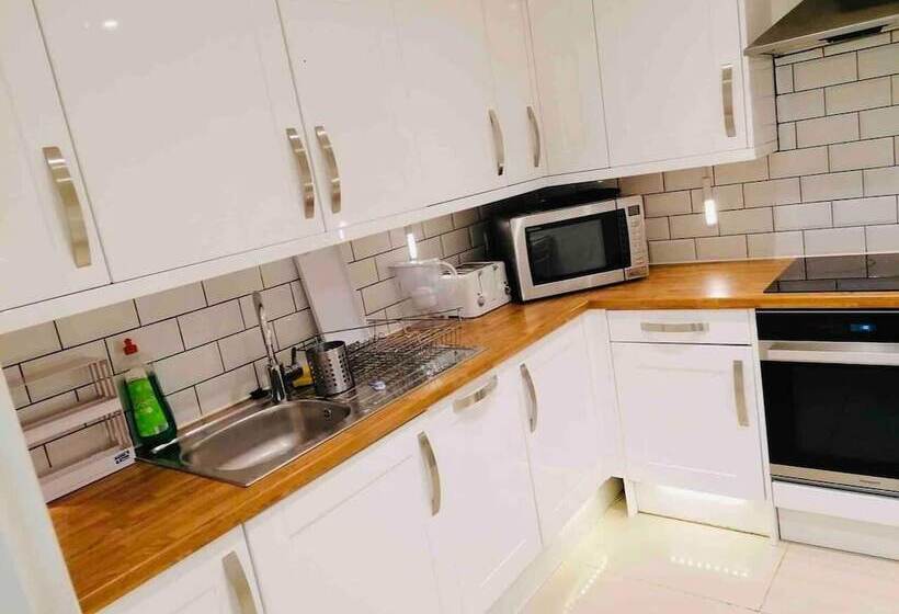 레지던스 Lovely And Spacious House In South London