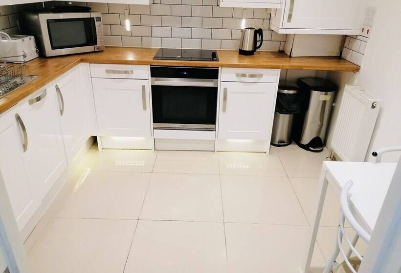 إقامة Lovely And Spacious House In South London