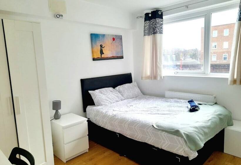 레지던스 Lovely And Spacious House In South London