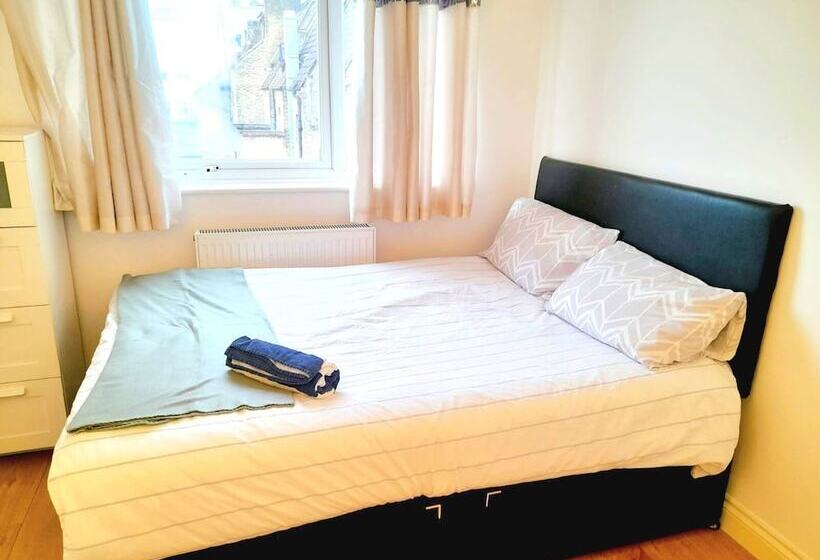 레지던스 Lovely And Spacious House In South London
