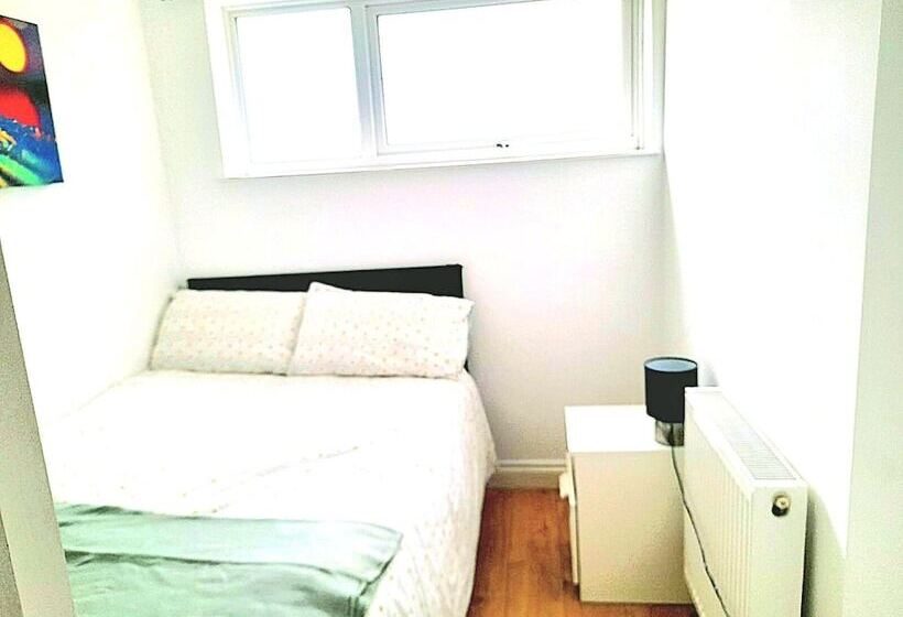 레지던스 Lovely And Spacious House In South London