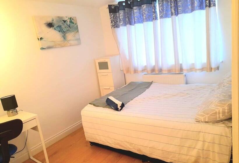 레지던스 Lovely And Spacious House In South London