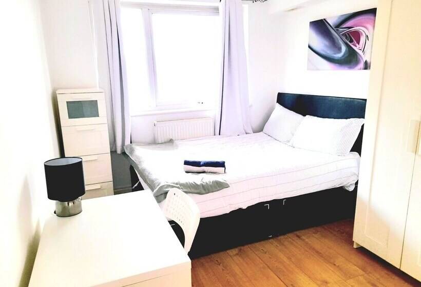 레지던스 Lovely And Spacious House In South London