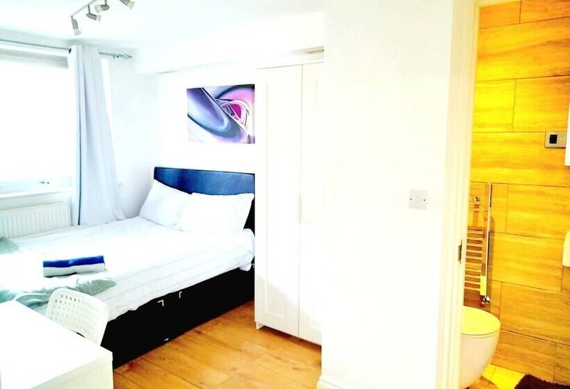 레지던스 Lovely And Spacious House In South London