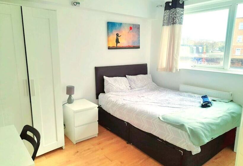 레지던스 Lovely And Spacious House In South London