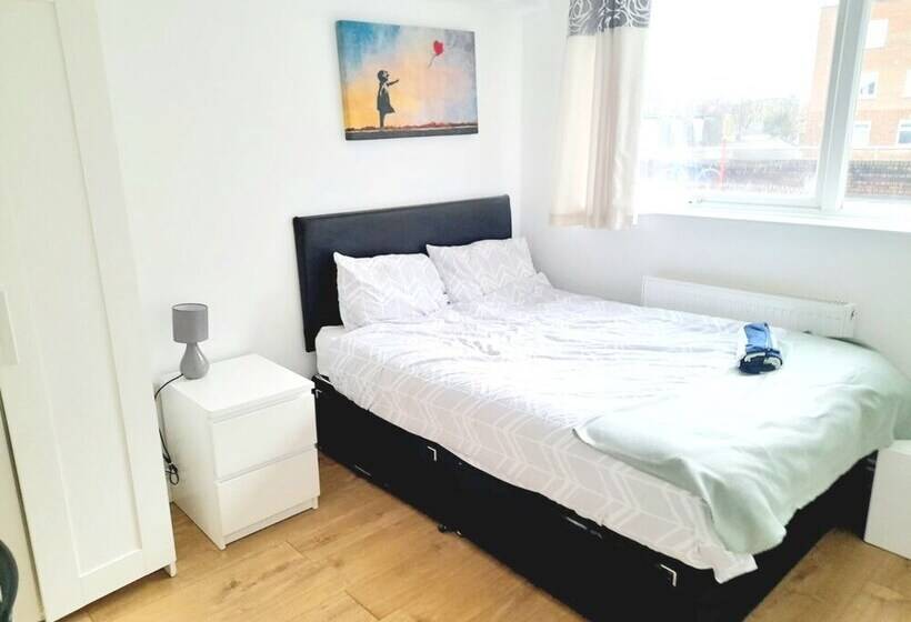 레지던스 Lovely And Spacious House In South London