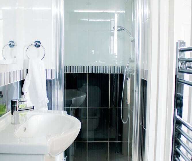 Резиденция Spacious 5 Bed House! Tilbury! Free Parking!