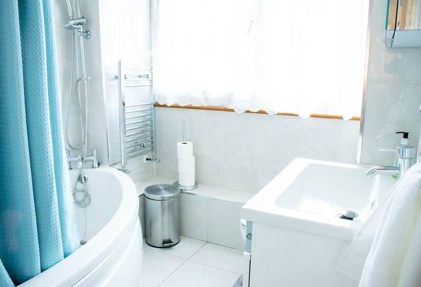 Резиденция Spacious 5 Bed House! Tilbury! Free Parking!